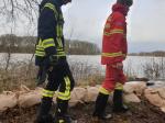 DLRG and Fire Brigade Volunteers on the makeshift dike (December 28)